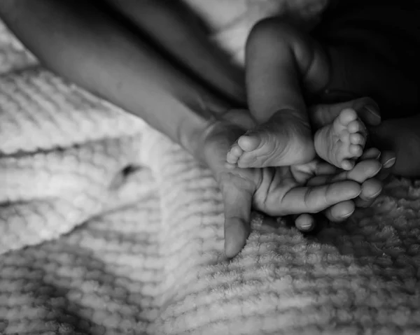 Vintage Tono Close Neonato Piedi Nei Palmi Della Madre Amore — Foto Stock