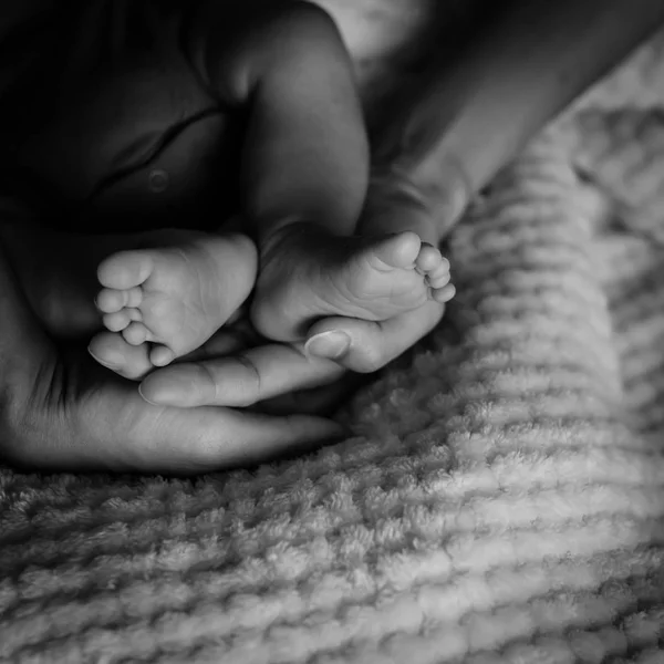 Vintage Tonen Närbild Baby Nyfödda Fötter Hennes Mor Palms Kärlek — Stockfoto