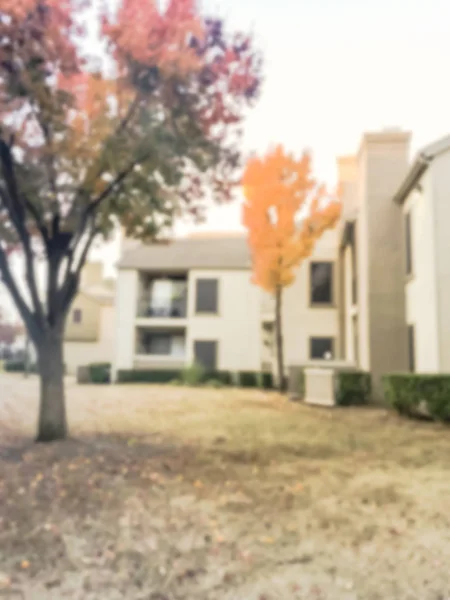 Edifício Complexo Apartamentos Borrado Movimento Folhas Coloridas Outono Subúrbio Dallas — Fotografia de Stock