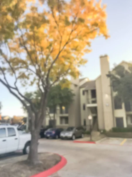 Edificio Complejo Apartamentos Desdibujado Abstracto Con Estacionamientos Aire Libre Hojas —  Fotos de Stock