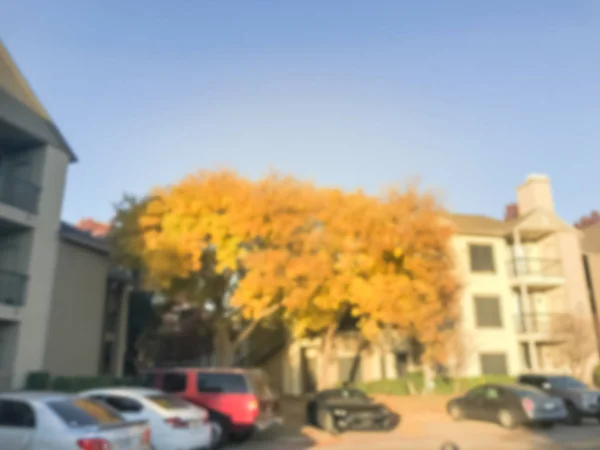 Abstrakte Verschwommene Wohnanlage Mit Außenparkplätzen Und Bunten Herbstblättern Vororten Von — Stockfoto