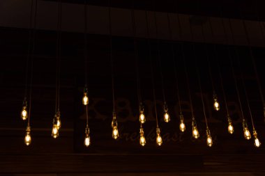Yakın çekim vintage parlayan siyah arka plan üzerine asılı ampuller set. Dekoratif antika stili ampulleri restoranda