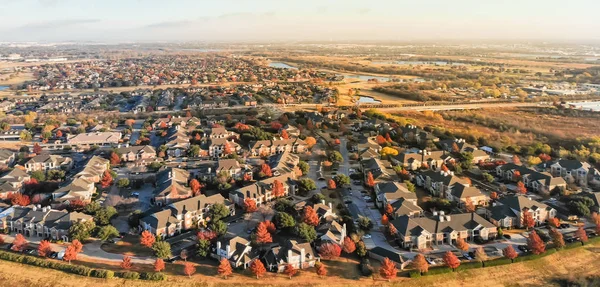 Panorama Üstten Görünüm Creek Yan Daire Karmaşık Yapı Banliyölerde Dallas — Stok fotoğraf