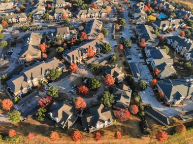 Havadan görünümü apartmanın karmaşık renkli sonbahar yaprakları ile park yakınındaki. Üstgeçidin creek yan daire sonbaharda erken sabah varoşlarda Dallas, Texas, ABD