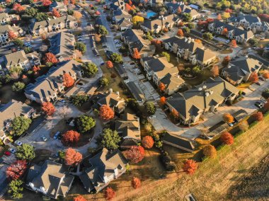 Havadan görünümü apartmanın karmaşık renkli sonbahar yaprakları ile park yakınındaki. Üstgeçidin creek yan daire sonbaharda erken sabah varoşlarda Dallas, Texas, ABD