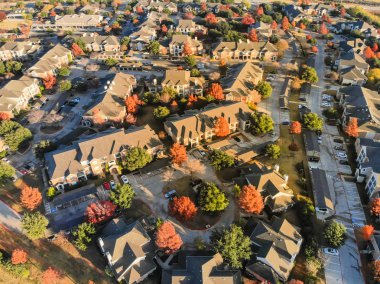 Havadan görünümü apartmanın karmaşık renkli sonbahar yaprakları ile park yakınındaki. Üstgeçidin creek yan daire sonbaharda erken sabah varoşlarda Dallas, Texas, ABD