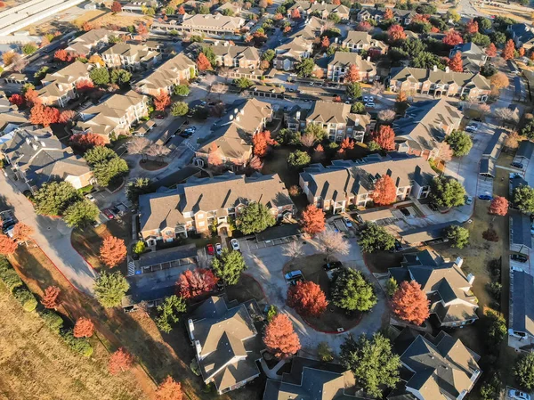 Vista Aérea Complejo Edificios Apartamentos Cerca Arroyo Con Hojas Otoño — Foto de Stock