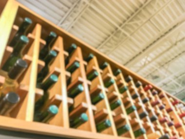 Bulanık hareket aşağılardan görünümü çeşitli ahşap Bodrum bakkal Texas, Amerika alınan şarap