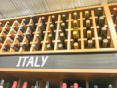 Bulanık hareket aşağılardan görünümü çeşitli ahşap Bodrum bakkal Texas, Amerika alınan şarap