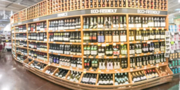 Vista Panorámica Borrosa Abstracta Amplia Selección Vino Internacional Estantes Bodega — Foto de Stock