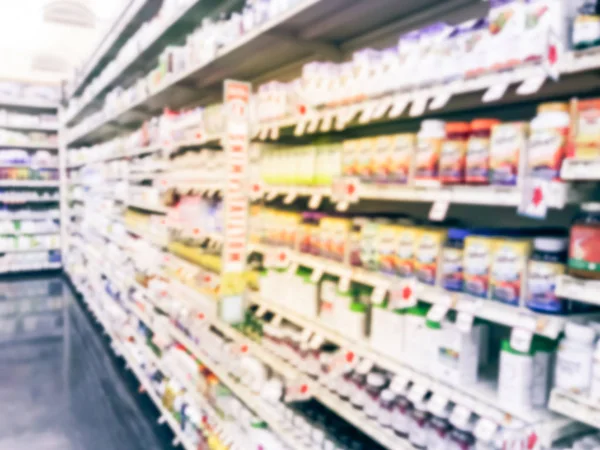在美国德克萨斯州的杂货店展出的各种微量维生素和补充剂产品的模糊 — 图库照片