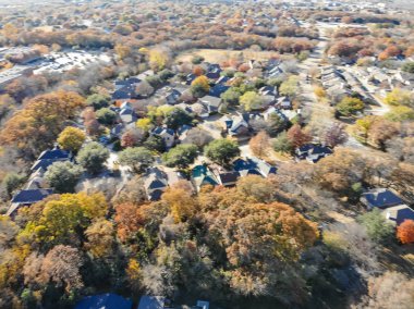 Bulanık üstten görünüm semtte çiçek Höyük, Dallas, Texas, ABD ile renkli sonbahar yaprakları kuzeyinde. Sonbahar sezonu tek ailelik evlerin hava satır