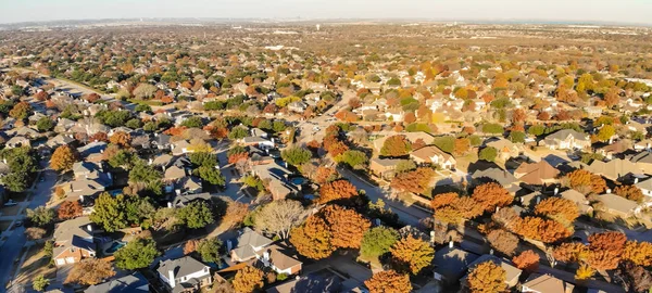 Panorama havadan görünümü semtte yayılma alt arka plan ile. Renkli sonbahar yaprakları çiçek Höyük, Texas, ABD, mavi gökyüzü ile Köprü tek aile evleri