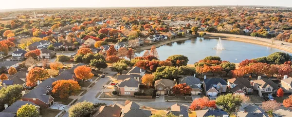 Panorama Aerial View Lakeside Houses Neighborhood Colorful Autumn Leaves Flyover — Stock Photo, Image