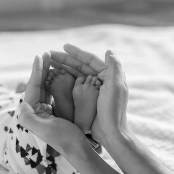 Vintage Sesi Küçük Asya Bebek Anne Elinde Ayak Parmakları Sevgi — Stok fotoğraf