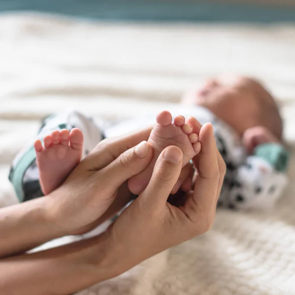 Pequeños Dedos Los Pies Del Bebé Asiático Recién Nacido Las —  Fotos de Stock