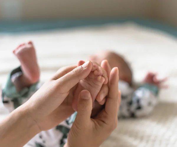 Pequeños Dedos Los Pies Del Bebé Asiático Recién Nacido Las —  Fotos de Stock