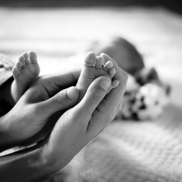 Vintage Sesi Küçük Asya Bebek Anne Elinde Ayak Parmakları Sevgi — Stok fotoğraf