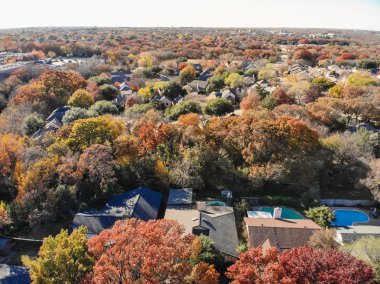 Havadan görünümü semtte renkli sonbahar yaprakları ile çiçek Höyük, Texas, ABD yaklaşıyor. Üstgeçidin satır Bahçe, ekli garajı ve yüzme havuzu ile tek ailelik evlerin