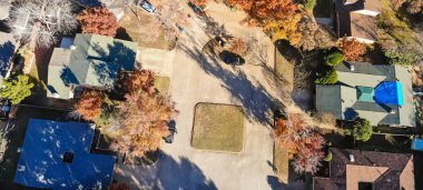 Panorama havadan görünümü lüks lüks ev ve yüzme havuzları surround ile mahalle renkli sonbahar yaprakları çiçek Höyük, Texas, ABD tarafından