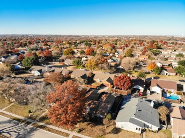 Havadan görünümü semtte renkli sonbahar yaprakları ile çiçek Höyük, Texas, ABD yaklaşıyor. Üstgeçidin satır Bahçe, ekli garajı ve yüzme havuzu ile tek ailelik evlerin
