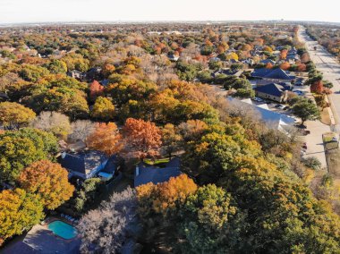 Havadan görünümü semtte renkli sonbahar yaprakları ile çiçek Höyük, Texas, ABD yaklaşıyor. Üstgeçidin satır Bahçe, ekli garajı ve yüzme havuzu ile tek ailelik evlerin