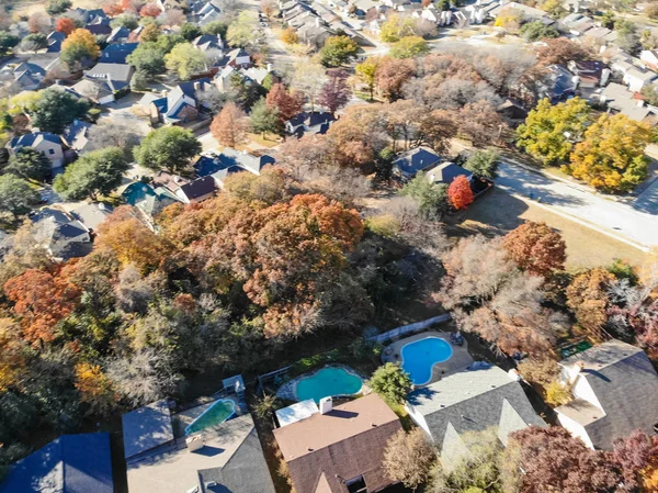 Visión Aérea Borrosa Barrio Residencial Con Colorido Follaje Otoño Acerca —  Fotos de Stock