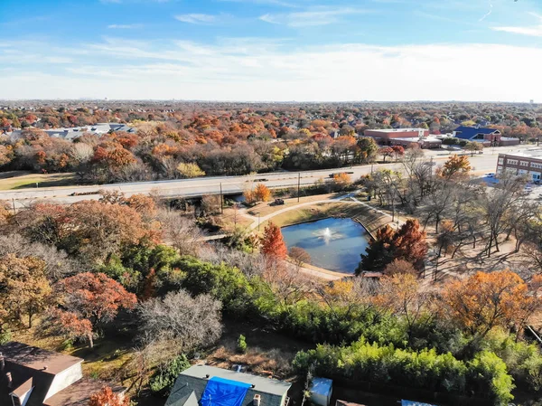 Vista superior zona residencial cerca de estanque y forma expresa con colorfu — Foto de Stock