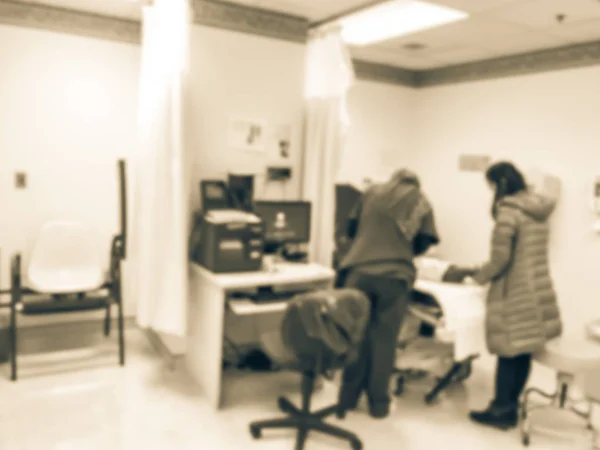 ビンテージ トーンぼやけて米国で病院で抽象的な新生児スクリーニングと血液検査室 — ストック写真
