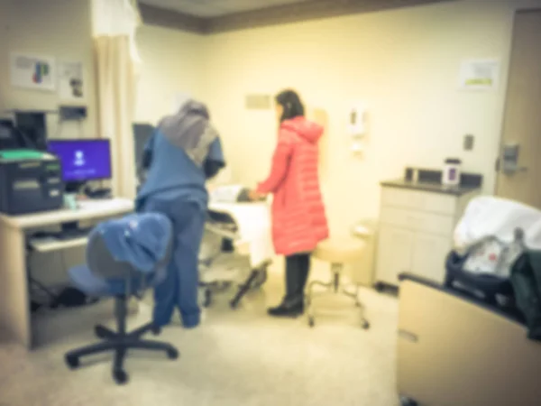 アメリカの病院でぼやけている抽象的な新生児検診と血液検査室 — ストック写真