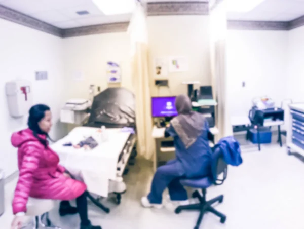 アメリカの病院でぼやけている抽象的な新生児検診と血液検査室 — ストック写真