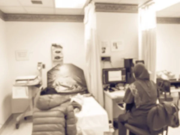 ビンテージ トーンぼやけて米国で病院で抽象的な新生児スクリーニングと血液検査室 — ストック写真