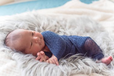 Mor örme tiftik şal halı uzun saç battaniye var yalan giysili güzel Asya bebek çocuk. 6 gün eski bebek evde güzel portresi