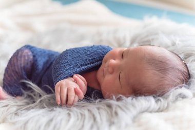 Mor örme tiftik şal halı uzun saç battaniye var yalan giysili güzel Asya bebek çocuk. 6 gün eski bebek evde güzel portresi