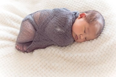 Mor örme tiftik şal giysili erkek yeni doğan Asya bebek uyku