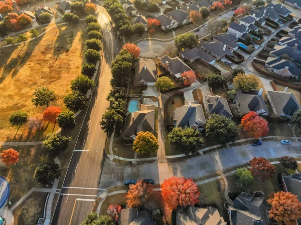 Üstten görünüm yerleşim bölgesi sonbahar sezonu renkli ağaçlar ve yolu ile kentsel park yakınındaki. Satır/Schaffhausen Dallas, Texas, ABD Irving, renkli sonbahar yaprakları çevrili tek ailelik evlerin