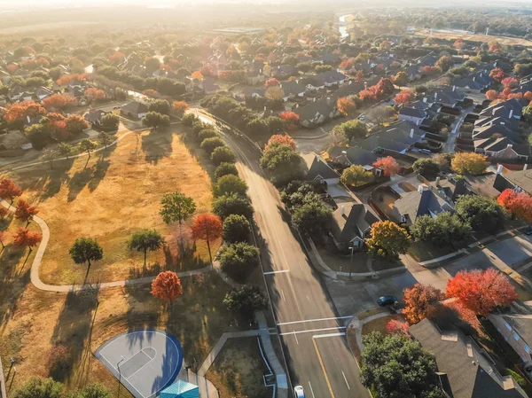 Vista Aérea Bairro Residencial Perto Parque Cidade Com Quadra Basquete — Fotografia de Stock