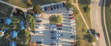 Panorama havadan görünümü meşgul açık otopark Carrollton, Texas, ABD büyük genel Bahçesi yakınında. Park etmek, araba ve dışarı almaya çalışırken boş bir nokta