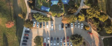 Panorama havadan görünümü meşgul açık otopark Carrollton, Texas, ABD büyük genel Bahçesi yakınında. Park etmek, araba ve dışarı almaya çalışırken boş bir nokta