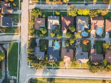 Hava dikey görünüm Konut Yüzme Havuzu Carrollton, Texas, ABD ile sonbahar günbatımı sırasında ev sahipliği yapmaktadır. Bahçe, garaj ve ekli garajı ile tek ailelik evlerin en iyi görünümü satırı