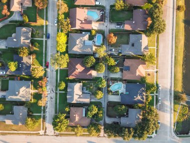 Panorama Hava dikey görünüm Konut Yüzme Havuzu Carrollton, Texas, ABD ile sonbahar günbatımı sırasında ev sahipliği yapmaktadır. Bahçe, garaj ve ekli garajı ile tek ailelik evlerin en iyi görünümü satırı