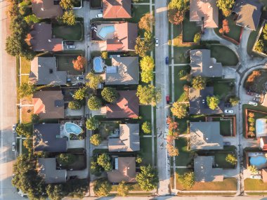 Hava dikey görünüm Konut Yüzme Havuzu Carrollton, Texas, ABD ile sonbahar günbatımı sırasında ev sahipliği yapmaktadır. Bahçe, garaj ve ekli garajı ile tek ailelik evlerin en iyi görünümü satırı