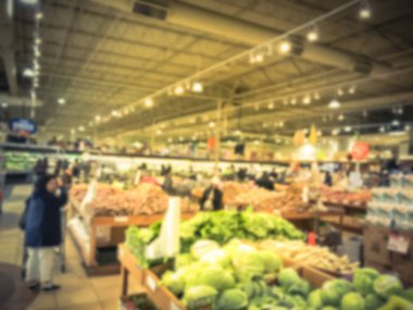 Vintage sesi bulanık hareket müşteri için taze üretir, meyve, sebze, Texas, ABD Asya süpermarkette alışveriş.