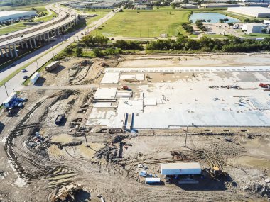 Üstten görünüm inşaat bölgesine yakın karayolu zemine ve Vakfı ile güçlendirmek Carrollton, Texas, ABD beton. Temeller üzerinde çalışma ve takviye ağır makine