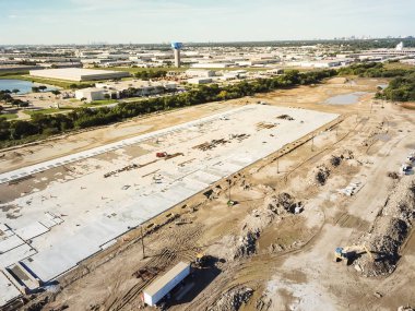 Havadan görünümü inşaat alanında zemine ve Vakfı ile güçlendirmek Carrollton, Texas, ABD beton. Satır ambarın arka planda yakındaki iş parkı