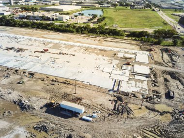 Havadan görünümü inşaat alanında zemine ve Vakfı ile güçlendirmek Carrollton, Texas, ABD beton. Satır ambarın arka planda yakındaki iş parkı