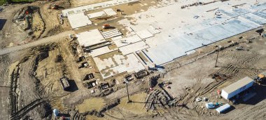 Panorama havadan görünümü zemine ve Vakfı şantiye Carrollton, Texas, ABD beton takviye yapın. Üstten görünüm levha formu, temeller ve güçlendiren rod yeni ticari bina için
