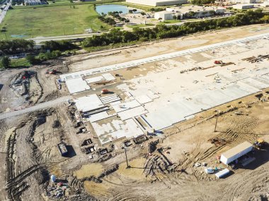 Havadan görünümü zemine ve Vakfı şantiye Carrollton, Texas, ABD beton takviye yapın. Üstten görünüm levha formu, temeller ve güçlendiren rod yeni ticari bina için