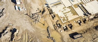 Panorama üstten görünüm makine, ayak ve Vakfı şantiye Carrollton, Texas, ABD beton takviye yapın. Üstten görünüm levha formu, temeller ve güçlendiren rod yeni ticari bina için