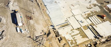 Panorama üstten görünüm makine, ayak ve Vakfı şantiye Carrollton, Texas, ABD beton takviye yapın. Üstten görünüm levha formu, temeller ve güçlendiren rod yeni ticari bina için